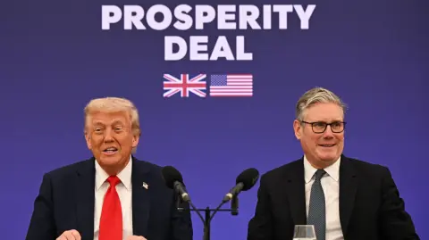 El presidente de Estados Unidos Donald Trump elogió este jueves el "vínculo inquebrantable" de su país con Reino Unido, mientras firmaba junto al primer ministro británico Keir Starmer un importante acuerdo tecnológico en el último día de su visita oficial.