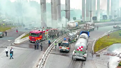 El saldo de fallecidos por la explosión de una pipa de gas en la alcaldía de Iztapalapa la semana pasada ascendió a 21 personas, con la muerte de un afectados más la mañana de este jueves, informó la Secretaría de Salud de la CDMX.

Para más información del tema, visita: https://www.eleconomista.com.mx/politica/eleva-21-cifra-muertos-explosion-pipa-puente-concordia-20250918-777727.html 

¡Síguenos en nuestras redes sociales para mantenerte informado!

Twitter: https://twitter.com/eleconomista 
Facebook: https://www.facebook.com/ElEconomista.mx
Instagram: https://www.instagram.com/eleconomistamx
LinkedIn: https://www.linkedin.com/company/el-economista/

#ElEconomista #EETV