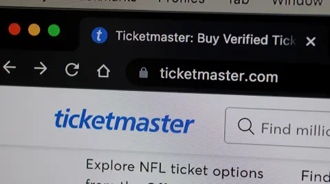 Una agencia reguladora estadounidense demandó este jueves a Ticketmaster y a su empresa matriz Live Nation, a los que acusa de conspirar con revendedores para inflar los precios de las entradas de conciertos y engañar a los consumidores con tarifas ocultas.