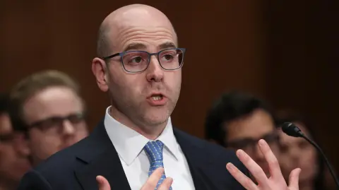 Stephen Miran, el nuevo gobernador de la Fed designado por Donald Trump en sustitución de la dimitida Adriana Kugler, aseguró este viernes que no ve signos de que los aranceles estén elevando la inflación.

Para más información del tema, visita: https://www.eleconomista.com.mx/sectorfinanciero/miran-hombre-trump-fed-asegura-aranceles-subiendo-inflacion-20250919-777923.html 

¡Síguenos en nuestras redes sociales para mantenerte informado!

Twitter: https://twitter.com/eleconomista 
Facebook: https://www.facebook.com/ElEconomista.mx
Instagram: https://www.instagram.com/eleconomistamx
LinkedIn: https://www.linkedin.com/company/el-economista/

#ElEconomista #EETV