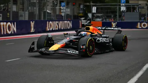 Max Verstappen compite durante una sesión de clasificación del Gran Premio de Azerbaiyán.