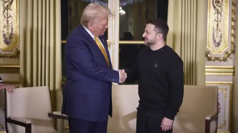 El presidente ucraniano, Volodimir Zelenski, anunció este sábado que se reunirá con el mandatario estadounidense Donald Trump al margen de la Asamblea General de la ONU la próxima semana, después de que Rusia intensificó los bombardeos, sin perspectivas de una solución diplomática. 

¡Síguenos en nuestras redes sociales para mantenerte informado! 

Twitter: https://twitter.com/eleconomista 
Facebook: https://www.facebook.com/ElEconomista.mx 
Instagram: https://www.instagram.com/eleconomistamx 
LinkedIn: https://www.linkedin.com/company/el-economista/ 
T 

#ElEconomista #EETV