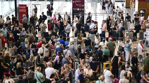 Varios ciberataques y fallas digitales han perturbado el transporte aéreo alrededor del mundo en los últimos años.

Para más información del tema, visita: https://www.eleconomista.com.mx/tecnologia/ciberataque-provoca-retrasos-cancelaciones-importantes-aeropuertos-europa-20250920-778023.html

¡Síguenos en nuestras redes sociales para mantenerte informado!

Twitter: https://twitter.com/eleconomista 
Facebook: https://www.facebook.com/ElEconomista.mx
Instagram: https://www.instagram.com/eleconomistamx
LinkedIn: https://www.linkedin.com/company/el-economista/

#ElEconomista #EETV #Ciberataque