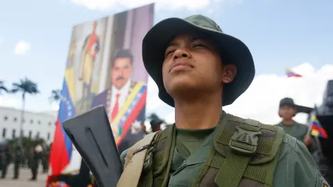 Venezuela realizó el sábado una jornada de adiestramiento militar en las calles para preparar a civiles ante una eventual agresión de Estados Unidos, mientras el presidente Donald Trump amenazó a Caracas con consecuencias "incalculables" si no acepta el retorno de migrantes deportados.

¡Síguenos en nuestras redes sociales para mantenerte informado!

Twitter: https://twitter.com/eleconomista 
Facebook: https://www.facebook.com/ElEconomista.mx
Instagram: https://www.instagram.com/eleconomistamx
LinkedIn: https://www.linkedin.com/company/el-economista/

#ElEconomista #AFP #Venezuela