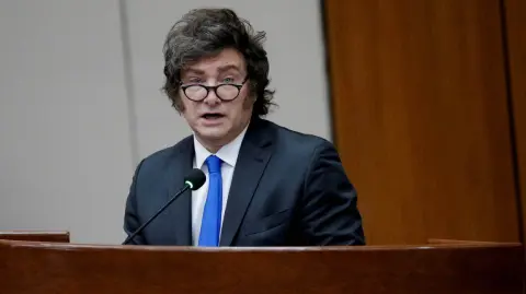 El presidente ultraliberal de Argentina, Javier Milei, se reunirá el próximo martes con su par estadounidense, Donald Trump, en el marco de su viaje a Nueva York, informó el sábado la oficina de prensa de presidencia del país austral.

Para más información del tema, visita: https://www.eleconomista.com.mx/internacionales/milei-reunira-trump-netanyahu-nueva-york-20250920-778047.html 

¡Síguenos en nuestras redes sociales para mantenerte informado!

Twitter: https://twitter.com/eleconomista 
Facebook: https://www.facebook.com/ElEconomista.mx
Instagram: https://www.instagram.com/eleconomistamx
LinkedIn: https://www.linkedin.com/company/el-economista/

#ElEconomista #Milei #Trump