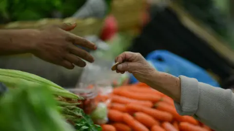 Un total de 12.85 millones de familias experimentó alguna dificultad para satisfacer sus necesidades alimentarias en los últimos tres meses por falta de dinero.

Para más información del tema, visita: https://www.eleconomista.com.mx/finanzaspersonales/1-3-hogares-problemas-llevar-comida-mesa-mexico-20250920-775648.html 

¡Síguenos en nuestras redes sociales para mantenerte informado!

Twitter: https://twitter.com/eleconomista 
Facebook: https://www.facebook.com/ElEconomista.mx
Instagram: https://www.instagram.com/eleconomistamx
LinkedIn: https://www.linkedin.com/company/el-economista/

#ElEconomista #Alimentos #México