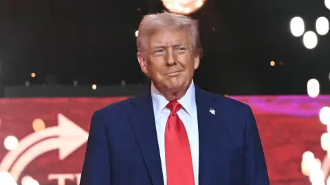 Donald Trump llega al servicio conmemorativo público del activista de derecha Charlie Kirk.