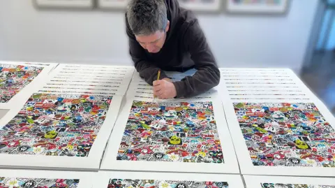 Noel Gallagher firma ejemplares de la obra. Especial