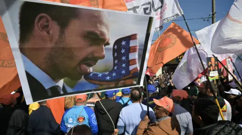 La fiscalía imputó a Eduardo Bolsonaro por “coacción” al buscar sanciones de EU para interferir en el juicio contra Jair Bolsonaro.