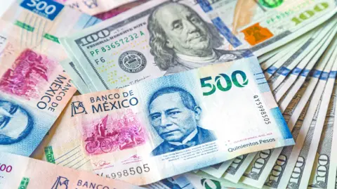 El peso avanzó luego de tres jornadas consecutivas con pérdidas, apoyada por un debilitamiento del dólar, a la espera de anuncio del Banxico de este jueves.