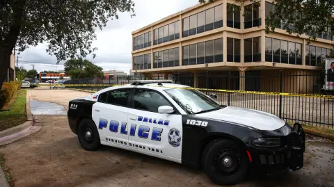 La policía de Dallas vigila el centro migratorio en donde aconteció la agresión.