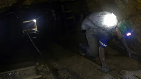 Los accidentes en minas son recurrentes y con frecuencia mortíferos en Colombia, especialmente en canteras de carbón y en minas ilegales.

Para más información del tema, visita: https://www.eleconomista.com.mx/internacionales/rescatan-vida-23-mineros-atrapados-yacimiento-oro-colombia-20250924-778580.html

¡Síguenos en nuestras redes sociales para mantenerte informado!

Twitter: https://twitter.com/eleconomista 
Facebook: https://www.facebook.com/ElEconomista.mx
Instagram: https://www.instagram.com/eleconomistamx
LinkedIn: https://www.linkedin.com/company/el-economista/

#ElEconomista #EETV