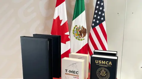 No habrá Cuarto de Junto que acompañe al gobierno de México en la revisión del acuerdo comercial con Estados Unidos y Canadá (T-MEC), como tradicionalmente se conoce, donde solo había representación empresarial en las negociaciones, advirtió el subsecretario de industria y comercio de la Secretaría de Economía, Vidal Llerenas.

Para más información del tema, visita: https://www.eleconomista.com.mx/empresas/secretaria-economia-confirma-habra-cuarto-acompanando-negociaciones-t-mec-20250925-778713.html

¡Síguenos en nuestras redes sociales para mantenerte informado!

Twitter: https://twitter.com/eleconomista 
Facebook: https://www.facebook.com/ElEconomista.mx
Instagram: https://www.instagram.com/eleconomistamx
LinkedIn: https://www.linkedin.com/company/el-economista/

#ElEconomista #EETV