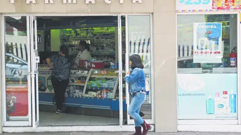 La presidenta Claudia Sheinbaum afirmó que el Gobierno saldará los adeudos con farmacéuticas heredados desde 2024, pero pidió a las empresas cumplir con la entrega de medicamentos.

Para más información del tema, visita: https://www.eleconomista.com.mx/politica/sheinbaum-garantiza-pago-deudas-farmaceuticas-pide-cumplir-entregas-20250925-778716.html

¡Síguenos en nuestras redes sociales para mantenerte informado!

Twitter: https://twitter.com/eleconomista 
Facebook: https://www.facebook.com/ElEconomista.mx
Instagram: https://www.instagram.com/eleconomistamx
LinkedIn: https://www.linkedin.com/company/el-economista/

#ElEconomista #EETV