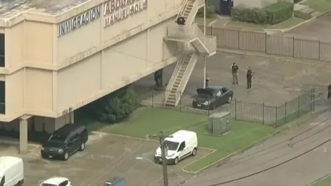 El hombre armado que abrió fuego contra un centro de detención de migrantes en Dallas, Texas, aparentemente actuó solo y buscaba “aterrorizar” a los agentes federales, dijeron funcionarios estadounidenses el jueves.