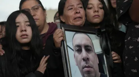 Graciela sostiene una foto enmarcada de su hermano, Silverio Villegas González, de 38 años, asesinado a tiros por un agente del ICE, en Chicago.