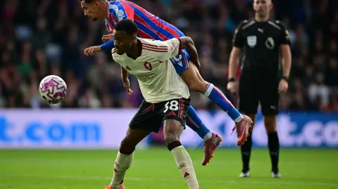 El centrocampista holandés del Liverpool, Ryan Gravenberch, compite con el centrocampista español del Crystal Palace, Yeremy Pino.
