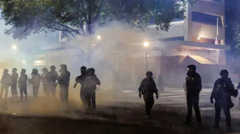 Trump ha hecho de la delincuencia uno de los principales focos de su gobierno, a pesar de que las tasas de crímenes violentos han caído.

Para más información del tema, visita: https://www.eleconomista.com.mx/internacionales/trump-ordena-despliegue-tropas-portland-instalaciones-ice-20250927-778983.html

¡Síguenos en nuestras redes sociales para mantenerte informado!

Twitter: https://twitter.com/eleconomista 
Facebook: https://www.facebook.com/ElEconomista.mx
Instagram: https://www.instagram.com/eleconomistamx
LinkedIn: https://www.linkedin.com/company/el-economista/

#ElEconomista #Trump #Portland