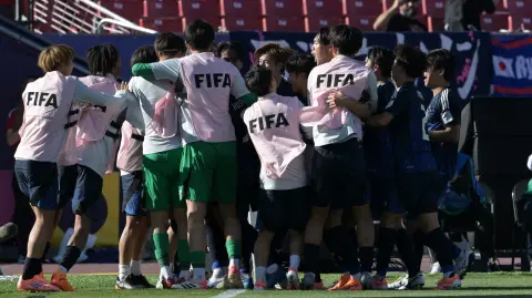 Jugadores japoneses celebran un gol anotado contra su similar de Egipto.