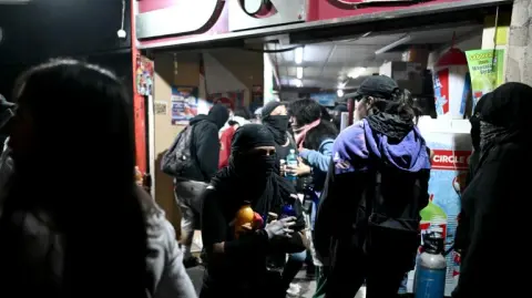 La Cámara Nacional de Comercio, Servicios y Turismo de la Ciudad de México (Canaco CDMX) informó que la movilización impactó la operación regular de 4,527 establecimientos de comercio, servicios y turismo ubicados en Paseo de la Reforma, Avenida Juárez y la calle 5 de Mayo, zonas por donde avanzó el contingente.

Para más información del tema, visita: https://www.eleconomista.com.mx/empresas/canaco-cdmx-reporta-perdidas-21-9-millones-marcha-ayotzinapa-20250927-778993.html

¡Síguenos en nuestras redes sociales para mantenerte informado!

Twitter: https://twitter.com/eleconomista 
Facebook: https://www.facebook.com/ElEconomista.mx
Instagram: https://www.instagram.com/eleconomistamx
LinkedIn: https://www.linkedin.com/company/el-economista/
T

#ElEconomista #EETV