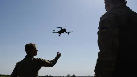 Ucrania depende en gran medida de los suministros de armas de sus aliados occidentales, sobre todo para la defensa aérea.

Para más información del tema, visita: https://www.eleconomista.com.mx/internacionales/ucrania-buscara-acuerdos-sobre-armas-drones-proxima-visita-eu-20250927-778980.html

¡Síguenos en nuestras redes sociales para mantenerte informado!

Twitter: https://twitter.com/eleconomista 
Facebook: https://www.facebook.com/ElEconomista.mx
Instagram: https://www.instagram.com/eleconomistamx
LinkedIn: https://www.linkedin.com/company/el-economista/
T

#ElEconomista #EETV