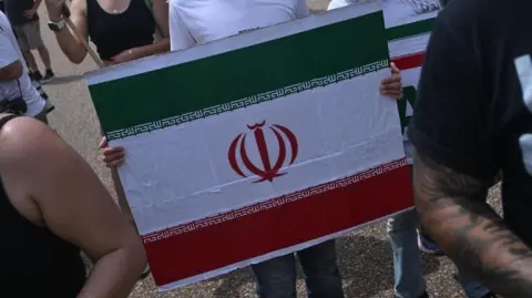 Las sanciones internacionales que levantará la ONU contra Teherán son de restricciones a su programa nuclear.

Para más información del tema, visita: https://www.eleconomista.com.mx/internacionales/son-sanciones-restableceran-iran-20250927-778997.html

¡Síguenos en nuestras redes sociales para mantenerte informado!

Twitter: https://twitter.com/eleconomista 
Facebook: https://www.facebook.com/ElEconomista.mx
Instagram: https://www.instagram.com/eleconomistamx
LinkedIn: https://www.linkedin.com/company/el-economista/
T

#ElEconomista #EETV