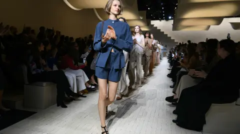 Modelos aplauden al final del desfile de la colección Emporio Armani.