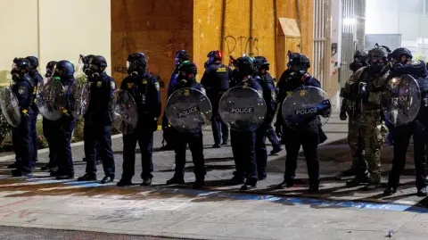 La demanda acusa a Trump de extralimitarse por su deseo de normalizar el uso de tropas militares para actividades policiales nacionales ordinarias.

Para más información del tema, visita: https://www.eleconomista.com.mx/internacionales/oregon-presenta-demanda-impedir-trump-despliegue-tropas-portland-20250928-779070.html

¡Síguenos en nuestras redes sociales para mantenerte informado!

Twitter: https://twitter.com/eleconomista 
Facebook: https://www.facebook.com/ElEconomista.mx
Instagram: https://www.instagram.com/eleconomistamx
LinkedIn: https://www.linkedin.com/company/el-economista/

#ElEconomista #Portland #Trump