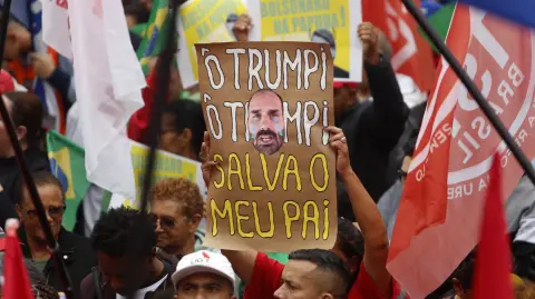 El Supremo Tribunal citó a Eduardo Bolsonaro, hijo del exmandatario, por evadir la justicia al seguir en Estados Unidos desde febrero.