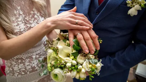 Además de un menor número de matrimonios entre personas adultas, para el 2024 también destacó que el matrimonio infantil está en su nivel más bajo histórico, pese a ello todavía se registraron 7 casos.

Para más información del tema, visita: https://www.eleconomista.com.mx/politica/tasa-matrimonios-mexico-sigue-tendencia-baja-5-4-1-000-adultos-20250929-779178.html

¡Síguenos en nuestras redes sociales para mantenerte informado!

Twitter: https://twitter.com/eleconomista 
Facebook: https://www.facebook.com/ElEconomista.mx
Instagram: https://www.instagram.com/eleconomistamx
LinkedIn: https://www.linkedin.com/company/el-economista/

#ElEconomista #EETV