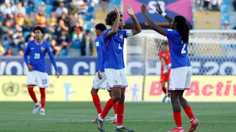 Los defensas franceses Steven Baseya (04 )y Gady-Pierre Beyuku (02) celebran la victoria contra la Selección de Sudáfrica.
