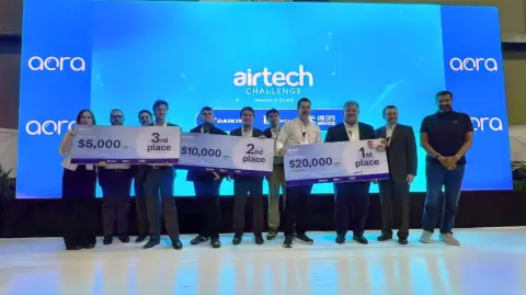 Tres emprendedores mexicanos que busca transformar la industria de la climatización a través de la tecnología, la sustentabilidad y la eficiencia ganaron el Airtech Challenge, iniciativa impulsada por el Tec de Monterrey, a través de la plataforma incMTY Innovación Corporativa, y la empresa Daikin. Esta iniciativa conectó y motivó a emprendedores de toda la región, alineados con la visión de Daikin —líder global en sistemas de aire acondicionado— de promover la sostenibilidad, así como con la misión de incMTY de activar el ecosistema de startups disruptivas e innovadoras.El reto contó con 50 startups y luego de un proceso de selección, con un panel de jueces que evaluó aspectos como el impacto de las soluciones, su escalabilidad, la sostenibilidad de los modelos de negocio; su capacidad para transformar la experiencia de los usuarios y su alineación con los Objetivos de Desarrollo Sostenible (ODS) de la ONU se seleccionaron a los ganadores El primer lugar fue otorgado a AORA, startup de tecnología propia e innovadora que conecta a las personas con servicios confiables para el hogar, la oficina o el negocio en toda Latinoamérica. Gracias a su tecnología, todo se puede pedir de forma rápida, sencilla, sin complicaciones y segura.Como parte del premio, AORA fue acreedor a un viaje al Centro de Tecnología e Innovación de Daikin en Japón y un financiamiento de 20,000 dólares para un POC (Prueba de Concepto), con el apoyo directo de los expertos de Daikin.El segundo lugar fue para Finsphera, compañía de fintech e Inteligencia Artificial y el tercer lugar lo obtuvo Conceitos Criativos, empresa que mejora la vida al monitorear la calidad del aire y ajustar los sistemas HVAC (calefacción, ventilación y aire acondicionado), y de ventilación. Las compañías fueron acreedoras a 10,000 y 5,000 dólares, respectivamente para POC, además de sesiones de colaboración con el equipo de innovación de Daikin."Nuestra misión es activar el ecosistema de la innovación y conectar a quienes tienen una visión con las herramientas y el apoyo necesarios para convertirla en realidad. La alianza con un líder global como Daikin para crear una nueva industria “el Airtech” con su challenge es un ejemplo perfecto de cómo el sector corporativo y el ecosistema emprendedor pueden colaborar para resolver desafíos globales”, destacó Josué Delgado, Cofundador y CIO del hub de innovación del Tecnológico de Monterrey,  airtech-challenge-incmty