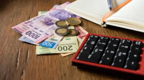 La bancada del PAN en la Cámara de Diputados propone eliminar el pago del ISR del aguinaldo que reciben trabajadores del sector público y privado.