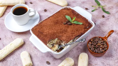 Tiramisú y café