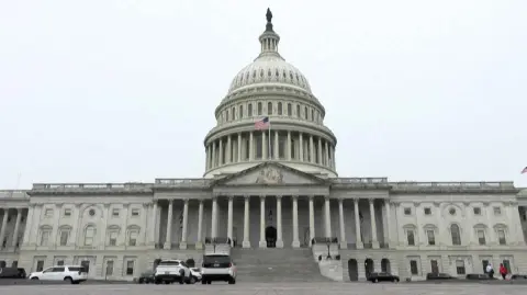 El gobierno de Estados Unidos comenzó a cerrar sus operaciones tras la medianoche del miércoles, luego de que legisladores y el presidente Donald Trump no superaran un estancamiento presupuestario en tensas negociaciones en el Congreso, con exigencias demócratas de financiación a la salud.

¡Síguenos en nuestras redes sociales para mantenerte informado!

Twitter: https://twitter.com/eleconomista 
Facebook: https://www.facebook.com/ElEconomista.mx
Instagram: https://www.instagram.com/eleconomistamx
LinkedIn: https://www.linkedin.com/company/el-economista/

#ElEconomista #AFP #EstadosUnidos