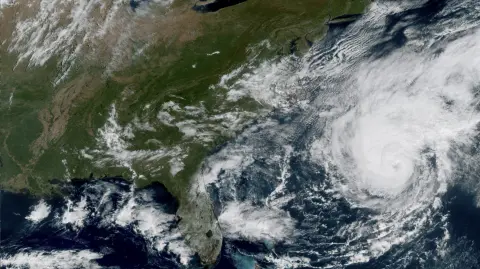 El huracán Imelda, de categoría 2, se aproxima a Bermuda con vientos de 160 km/h y riesgo de lluvias intensas y marejadas.Imelda, which strengthened to a hurricane early Tuesday, was forecast to strike the British territory on Wednesday afternoon. (Photo by Handout / NOAA / AFP) / RESTRICTED TO EDITORIAL USE - MANDATORY CREDIT "AFP PHOTO / NOAA" - NO MARKETING NO ADVERTISING CAMPAIGNS - DISTRIBUTED AS A SERVICE TO CLIENTS