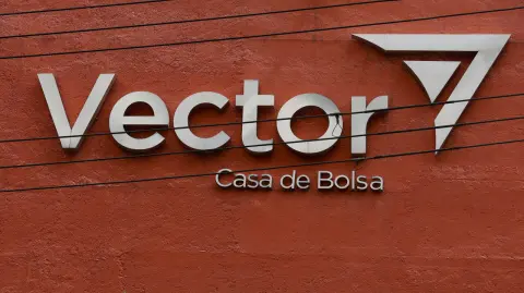 Tras acusaciones en junio del Departamento del Tesoro de Estados Unidos de supuestamente haber permitido operaciones de lavado de dinero, el banco informó a la BMV la transferencia ordenada de sus activos a Finamex Casa de Bolsa.

Para más información del tema, visita: https://www.eleconomista.com.mx/sectorfinanciero/vector-anuncia-transferencia-activos-finamex-trata-fusion-adquisicion-aclara-20251001-779624.html

¡Síguenos en nuestras redes sociales para mantenerte informado!

Twitter: https://twitter.com/eleconomista 
Facebook: https://www.facebook.com/ElEconomista.mx
Instagram: https://www.instagram.com/eleconomistamx
LinkedIn: https://www.linkedin.com/company/el-economista/

#ElEconomista #EETV