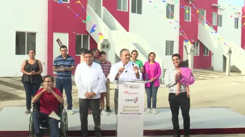 Entrega de las primeras viviendas construidas por el Infonavit