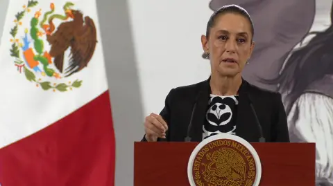 México emitirá dos normas de emergencia para reforzar la seguridad en transporte y distribución de gas LP a partir del 3 de octubre.

Para más información del tema, visita: https://www.eleconomista.com.mx/politica/sheinbaum-presenta-normas-reforzar-seguridad-transporte-distribucion-gas-lp-20251002-779738.html

¡Síguenos en nuestras redes sociales para mantenerte informado!

Twitter: https://twitter.com/eleconomista 
Facebook: https://www.facebook.com/ElEconomista.mx
Instagram: https://www.instagram.com/eleconomistamx
LinkedIn: https://www.linkedin.com/company/el-economista/

#ElEconomista #EETV