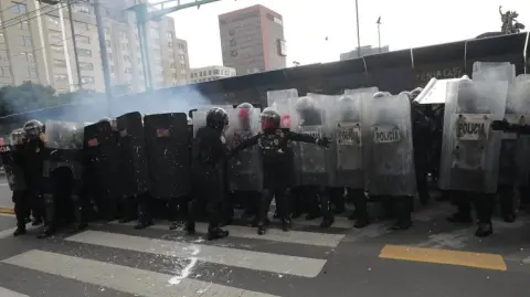 Tras los hechos ocurridos durante la movilización del 2 de octubre, la Jefa de Gobierno de la Ciudad de México, Clara Brugada, informó que 94 elementos de la policía capitalina fueron trasladados a distintos hospitales para su atención especializada.

Para más información del tema, visita:  https://www.eleconomista.com.mx/politica/clara-brugada-dara-bono-especial-policias-cdmx-marcha-2-octubre-20251003-779922.html

¡Síguenos en nuestras redes sociales para mantenerte informado!

Twitter: https://twitter.com/eleconomista 
Facebook: https://www.facebook.com/ElEconomista.mx
Instagram: https://www.instagram.com/eleconomistamx
LinkedIn: https://www.linkedin.com/company/el-economista/
T

#ElEconomista #EETV