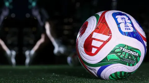 La FIFA presentó el jueves la pelota oficial de la Copa del Mundo de 2026, denominada Trionda, que combina alta tecnología y detalles que rinden tributo a los tres países anfitriones: Estados Unidos, México y Canadá.

¡Síguenos en nuestras redes sociales para mantenerte informado!

Twitter: https://twitter.com/eleconomista 
Facebook: https://www.facebook.com/ElEconomista.mx
Instagram: https://www.instagram.com/eleconomistamx
LinkedIn: https://www.linkedin.com/company/el-economista/

#ElEconomista #EETV
