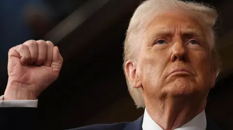 Donald Trump dio a Hamás hasta las 18:00 horas del domingo en Washington para llegar a un acuerdo sobre su plan para el futuro de Gaza, calificandolo de última oportunidad para el grupo militante palestino.

Para más información del tema, visita: https://www.eleconomista.com.mx/internacionales/trump-da-hamas-domingo-alcanzar-acuerdo-sobre-gaza-desatara-infierno-20251003-779923.html

¡Síguenos en nuestras redes sociales para mantenerte informado!

Twitter: https://twitter.com/eleconomista 
Facebook: https://www.facebook.com/ElEconomista.mx
Instagram: https://www.instagram.com/eleconomistamx
LinkedIn: https://www.linkedin.com/company/el-economista/

#ElEconomista #Trump #Hamás