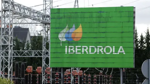 El grupo Cox convocó una junta extraordinaria de accionistas para el próximo 4 de noviembre, en primera convocatoria, para aprobar la compra de los negocios de Iberdrola en México por un importe de 4,200 millones de dólares, según informó este viernes la compañía a la Comisión Nacional del Mercado de Valores (CNMV).

Para más información del tema, visita: https://www.eleconomista.com.mx

¡Síguenos en nuestras redes sociales para mantenerte informado!

Twitter: https://twitter.com/eleconomista
Facebook: https://www.facebook.com/ElEconomista.mx
Instagram: https://www.instagram.com/eleconomistamx
LinkedIn: https://www.linkedin.com/company/el-economista/

#ElEconomista #EETV