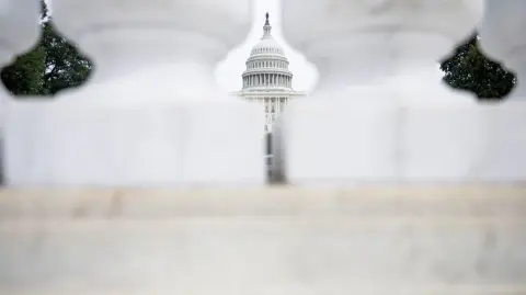 El cierre parcial del gobierno de Estados Unidos continuará al menos hasta la semana que viene después de que el Senado rechazara de nuevo este viernes un plan de los republicanos para prolongar la financiación federal.

Para más información del tema, visita: https://www.eleconomista.com.mx/internacionales/senado-eu-vuelve-rechazar-plan-republicano-acabar-shutdown-20251003-779957.html

¡Síguenos en nuestras redes sociales para mantenerte informado!

Twitter: https://twitter.com/eleconomista 
Facebook: https://www.facebook.com/ElEconomista.mx
Instagram: https://www.instagram.com/eleconomistamx
LinkedIn: https://www.linkedin.com/company/el-economista/

#ElEconomista #EETV