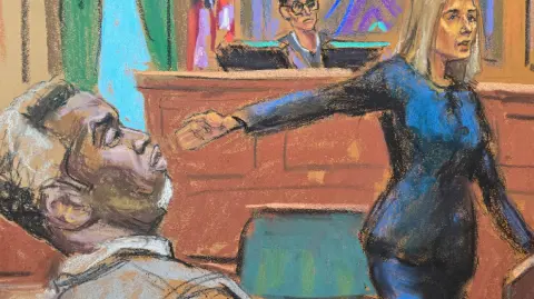 El rapero y productor Sean "Diddy" Combs fue sentenciado a 50 meses de cárcel en Nueva York tras ser hallado culpable de delitos vinculados a prostitución.

Para más información del tema, visita: https://www.eleconomista.com.mx/arteseideas/diddy-combs-condenado-4-anos-prision-estados-unidos-cargos-prostitucion-20251003-779982.html

¡Síguenos en nuestras redes sociales para mantenerte informado!

Twitter: https://twitter.com/eleconomista 
Facebook: https://www.facebook.com/ElEconomista.mx
Instagram: https://www.instagram.com/eleconomistamx
LinkedIn: https://www.linkedin.com/company/el-economista/

#ElEconomista #SeanDiddyCombs