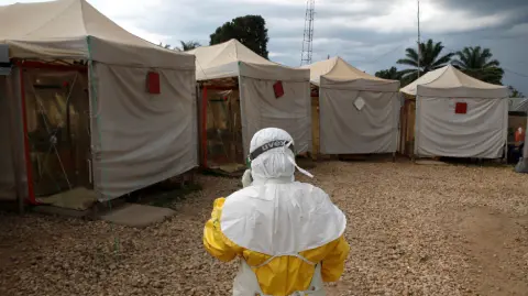 La Unión Europea enviará 2.1 millones de dólares, equipos técnicos y medios aéreos para enfrentar el brote de ébola en República Democrática del Congo.

Para más información del tema, visita: https://www.eleconomista.com.mx/internacionales/ue-destina-2-1-millones-dolares-refuerza-ayuda-brote-ebola-congo-20251003-779966.html 

¡Síguenos en nuestras redes sociales para mantenerte informado!

Twitter: https://twitter.com/eleconomista 
Facebook: https://www.facebook.com/ElEconomista.mx
Instagram: https://www.instagram.com/eleconomistamx
LinkedIn: https://www.linkedin.com/company/el-economista/

#ElEconomista #Ébola #UniónEuropea