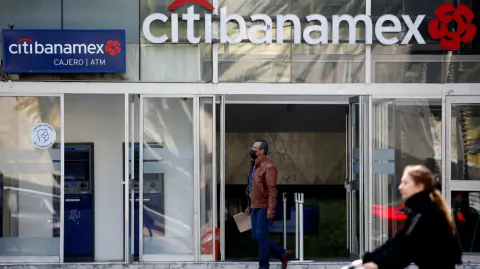 El conglomerado mexicano informó a la BMV que realizó una oferta vinculante hasta por el 100% de las acciones del Grupo Financiero Banamex.

Para más información del tema, visita: https://www.eleconomista.com.mx/sectorfinanciero/grupo-mexico-presenta-oferta-adquirir-100-banamex-20251003-779993.html

¡Síguenos en nuestras redes sociales para mantenerte informado!

Twitter: https://twitter.com/eleconomista 
Facebook: https://www.facebook.com/ElEconomista.mx
Instagram: https://www.instagram.com/eleconomistamx
LinkedIn: https://www.linkedin.com/company/el-economista/

#ElEconomista #EETV