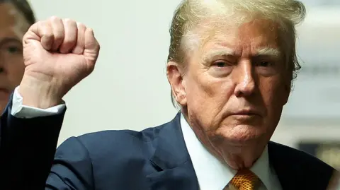 "Israel debe detener de inmediato el bombardeo de Gaza para que podamos liberar a los rehenes de forma segura y rápida!", publicó el presidente de Estados Unidos en su plataforma Truth Social.

Para más información del tema, visita:  https://www.eleconomista.com.mx/internacionales/donald-trump-dice-hamas-listo-paz-le-pide-israel-deje-bombardear-20251003-779987.html

¡Síguenos en nuestras redes sociales para mantenerte informado!

Twitter: https://twitter.com/eleconomista 
Facebook: https://www.facebook.com/ElEconomista.mx
Instagram: https://www.instagram.com/eleconomistamx
LinkedIn: https://www.linkedin.com/company/el-economista/
T

#ElEconomista #EETV