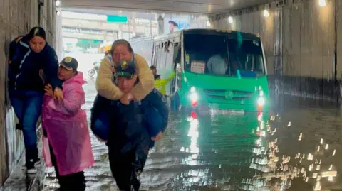 Las precipitaciones históricas de este 2025 hacen pensar que esta temporada de lluvias ha sido más larga de lo habitual.

Para más información del tema, visita: https://www.eleconomista.com.mx/politica/temporada-lluvia-termina-durado-tanto-20251005-780061.html 

¡Síguenos en nuestras redes sociales para mantenerte informado!

Twitter: https://twitter.com/eleconomista 
Facebook: https://www.facebook.com/ElEconomista.mx
Instagram: https://www.instagram.com/eleconomistamx
LinkedIn: https://www.linkedin.com/company/el-economista/

#ElEconomista #Clima #Lluvias