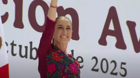 La mandataria aseguró que habrá continuidad y avanzará en los proyectos para el país.

Para más información del tema, visita: https://www.eleconomista.com.mx/politica/primer-informe-gobierno-claudia-sheinbaum-rinde-cuentas-primer-ano-presidenta-20251005-780075.html

¡Síguenos en nuestras redes sociales para mantenerte informado!

Twitter: https://twitter.com/eleconomista 
Facebook: https://www.facebook.com/ElEconomista.mx
Instagram: https://www.instagram.com/eleconomistamx
LinkedIn: https://www.linkedin.com/company/el-economista/

#ElEconomista #Sheinbaum #PrimerInforme